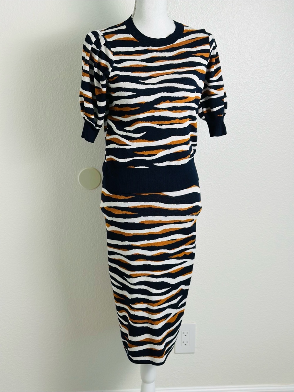 Ann Taylor Tiger Print Sweater Top and Skirt Set With Puff Sleeves Size Small